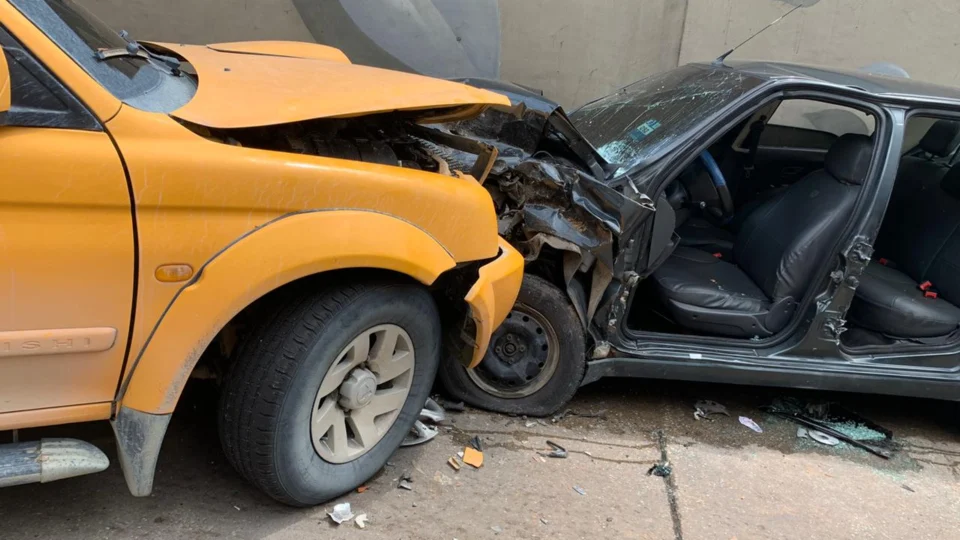 Colisão entre veículos deixa duas vítimas feridas em avenida de Manaus