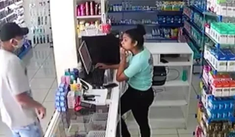VEJA VÍDEO: Bandidos assaltam drogaria e atendente desmaia no momento do crime
