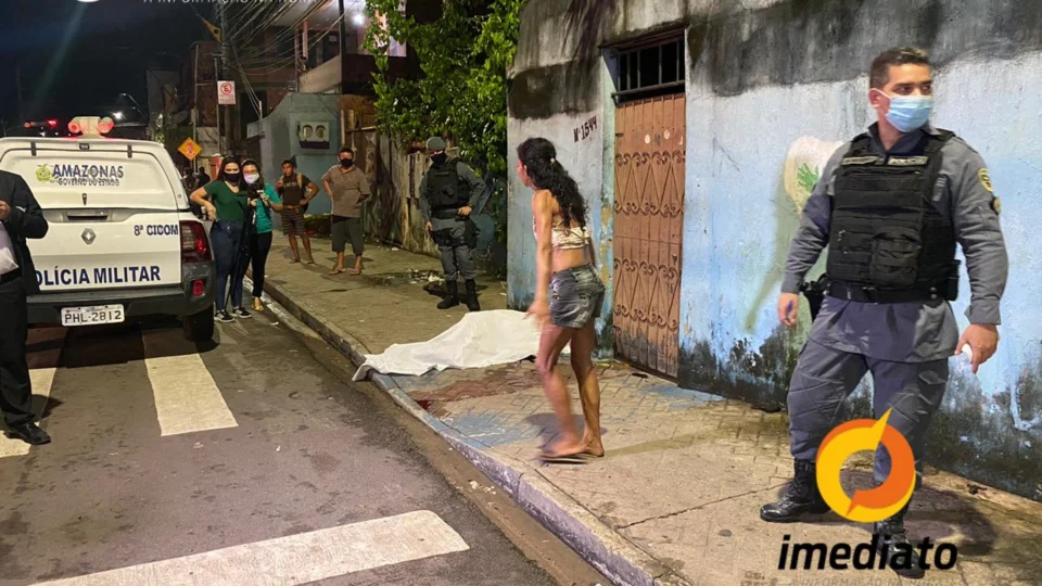 Homem é assassinado a tiros por motoqueiros no bairro Compensa