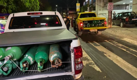 VEJA VÍDEO – Forças de segurança apreendem caminhão transportando 33 cilindros de oxigênio, em Manaus