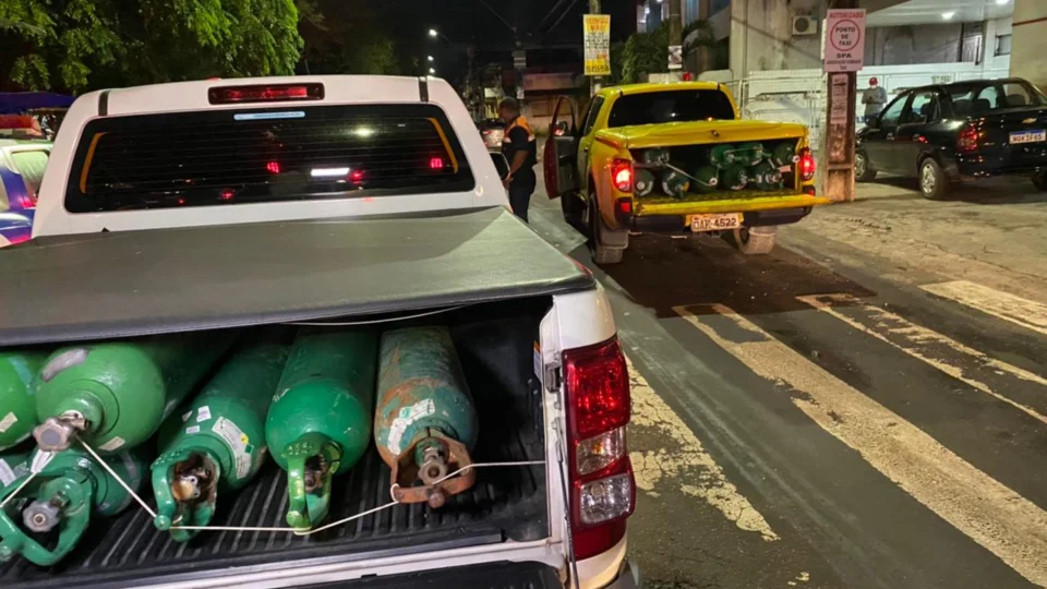 VEJA VÍDEO – Forças de segurança apreendem caminhão transportando 33 cilindros de oxigênio, em Manaus