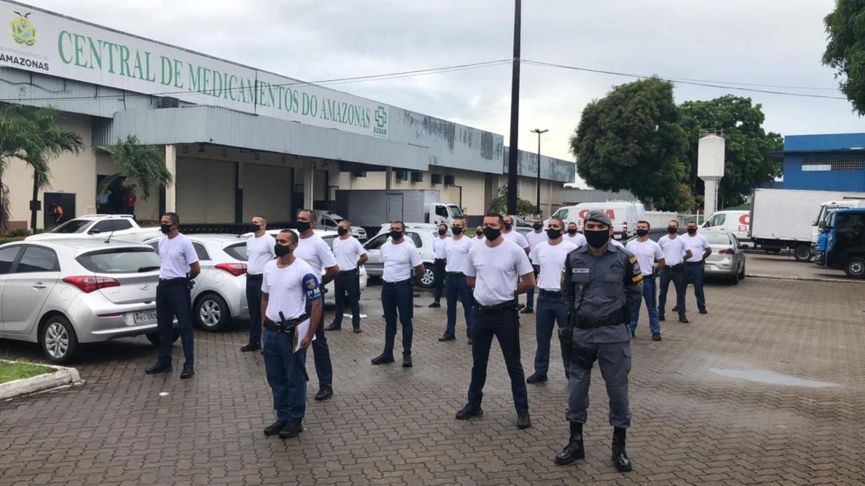 VEJA VÍDEO – Alunos soldados da Polícia Militar fazem transporte e segurança de 150 cilindros de oxigênio