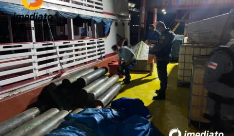 VEJA VÍDEO! Polícia Militar apreende 28 cilindros de oxigênio em balsa no Porto do São Raimundo