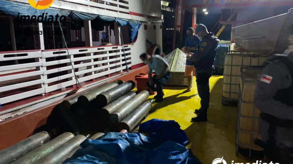 VEJA VÍDEO! Polícia Militar apreende 28 cilindros de oxigênio em balsa no Porto do São Raimundo