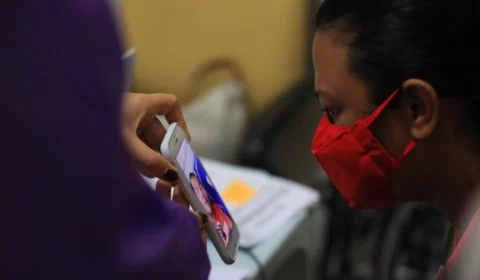Familiares fazem ‘visita virtual’ a pacientes internados com Covid-19 no Hospital 28 de Agosto