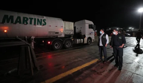 Amazonas recebe 70 mil metros cúbicos de oxigênio e governador diz que este sábado (16) será marcado pelo início da regularização do gás no Estado