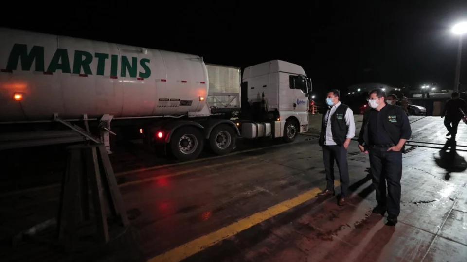 Amazonas recebe 70 mil metros cúbicos de oxigênio e governador diz que este sábado (16) será marcado pelo início da regularização do gás no Estado