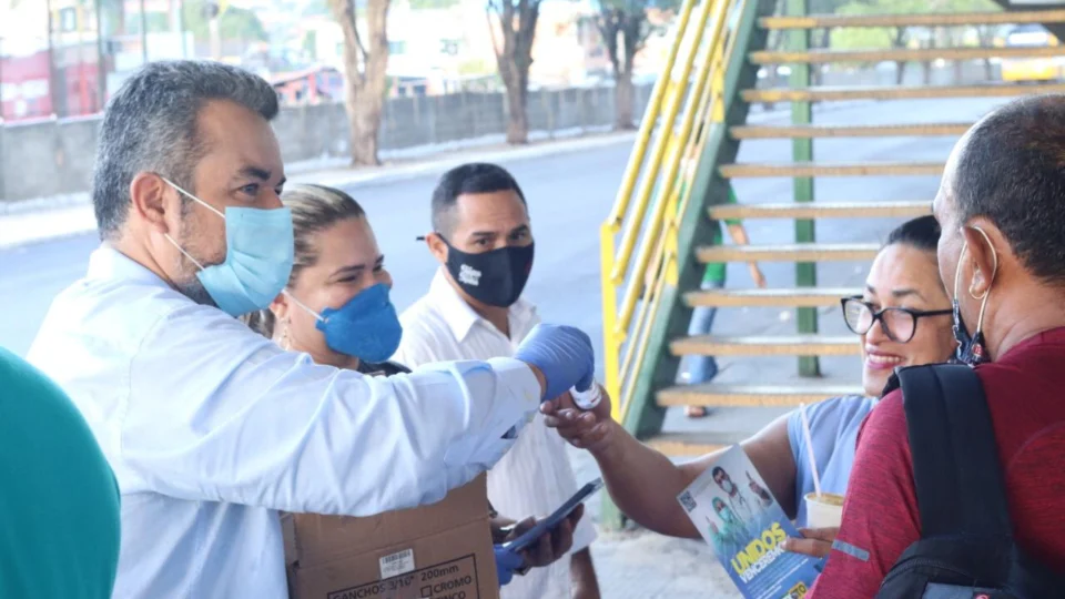 Peixoto realiza distribuição de álcool em gel à população de Manaus