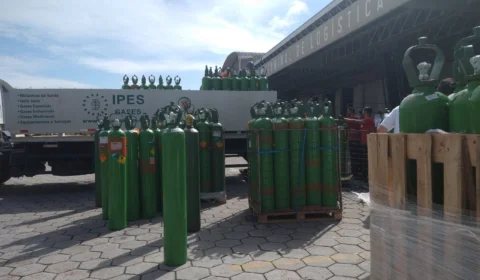 Manaus recebe doações de mais de mil cilindros de oxigênio neste domingo