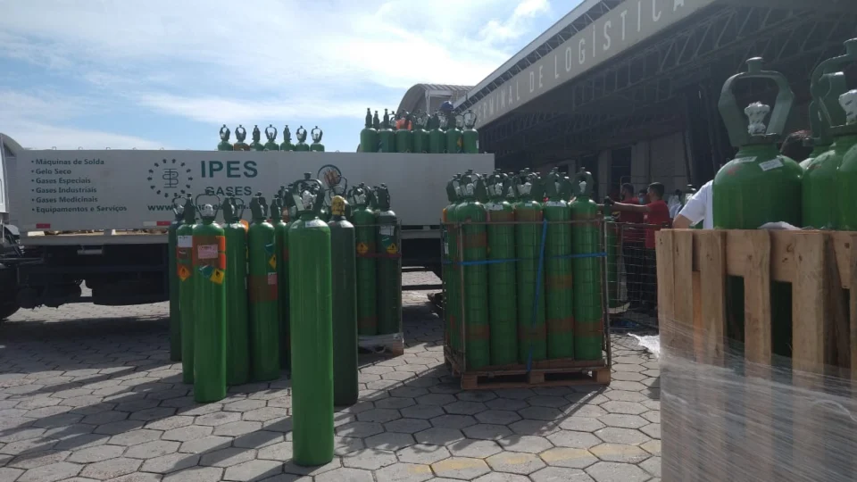 Manaus recebe doações de mais de mil cilindros de oxigênio neste domingo