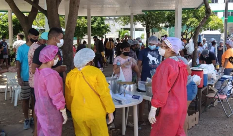 População distribui sopa e água em hospitais de Manaus; “O mínimo que podemos fazer”