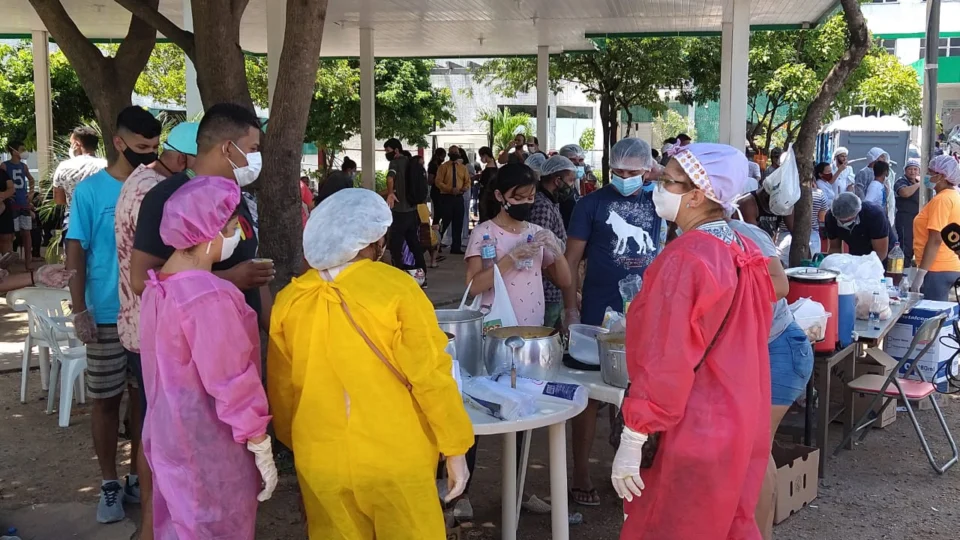 População distribui sopa e água em hospitais de Manaus; “O mínimo que podemos fazer”