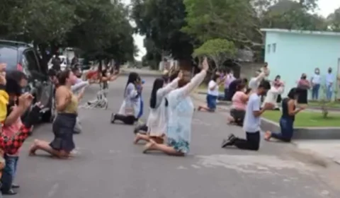 Pessoas se ajoelham em frente a hospital em Novo Airão e fazem oração; Veja o vídeo