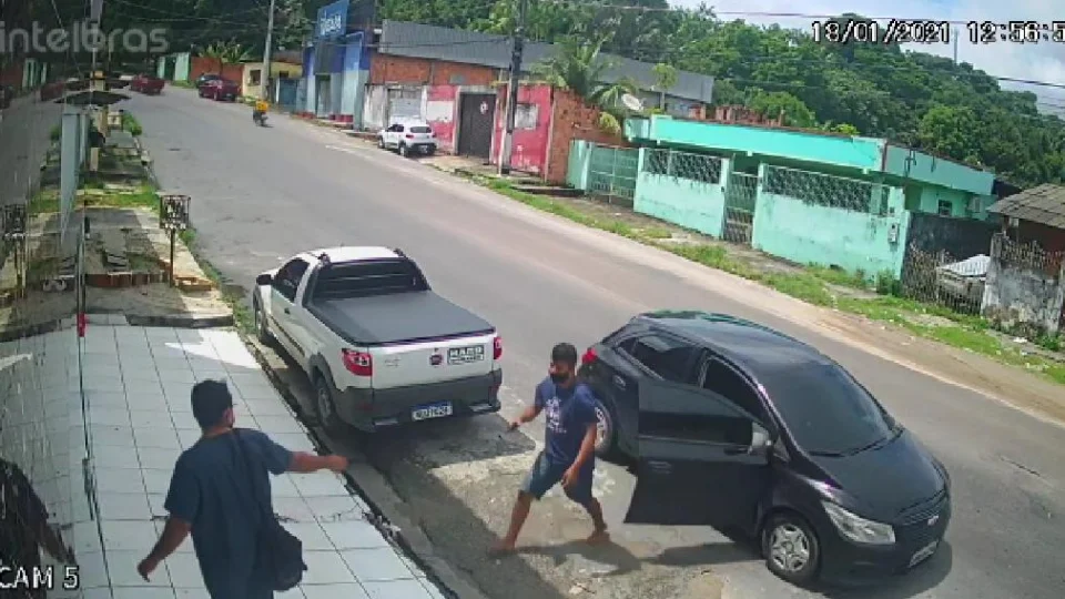 Assaltante armado rouba vítima e câmeras registram tudo; Veja vídeo