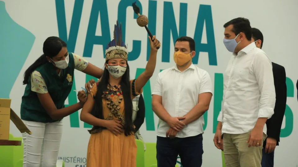 Amazonas tem primeira pessoa vacinada contra Covid-19! A profissional de saúde e indígena Vanda Ortega – VEJA VÍDEO
