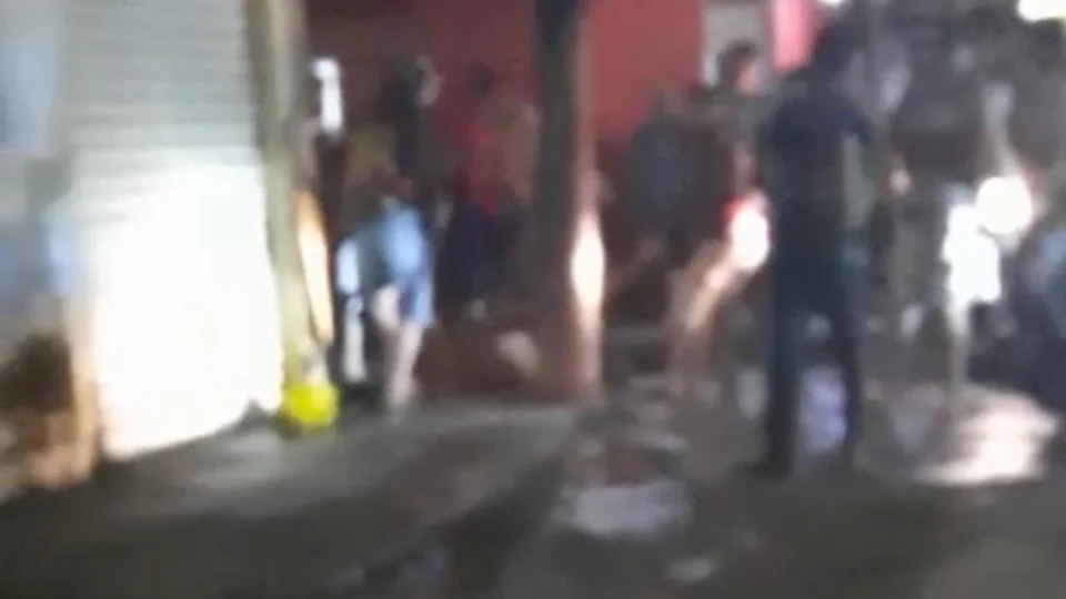 Homem é espancado por populares após cometer assaltos no bairro Mauazinho; Veja vídeos