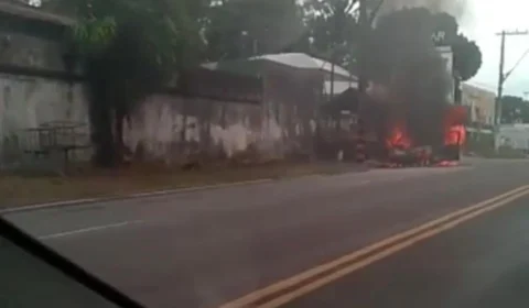 Vídeo: Carro pega fogo no Parque das laranjeiras