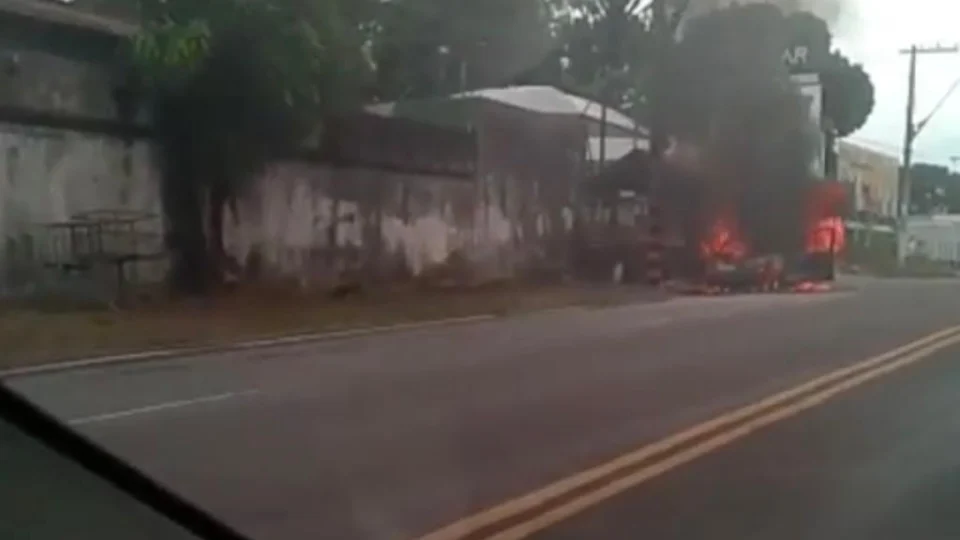 Vídeo: Carro pega fogo no Parque das laranjeiras