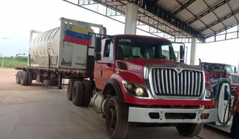 Oxigênio vindo da Venezuela à Manaus, acaba de passar por barreira de Jundiá;Veja vídeo
