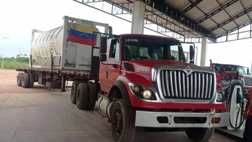 Oxigênio vindo da Venezuela à Manaus, acaba de passar por barreira de Jundiá;Veja vídeo