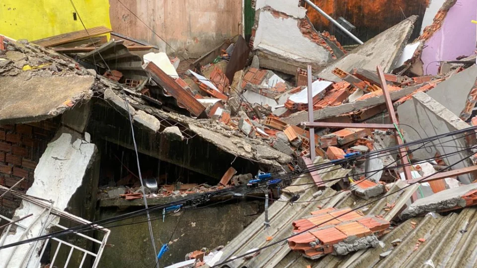 Veja vídeo: Casa desaba é famílias ficam desabrigadas