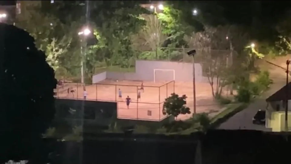 Homens jogam futebol durante “Toque de recolher” no bairro União; Veja vídeo