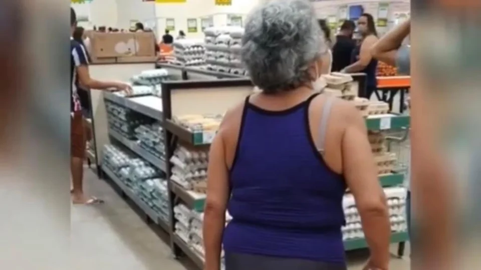 Homens brigam com senhora em supermercado por estar sem máscara; Veja vídeo