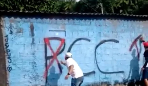 Traficantes armados fazem pichação  no bairro Cidade de Deus; Veja vídeo!