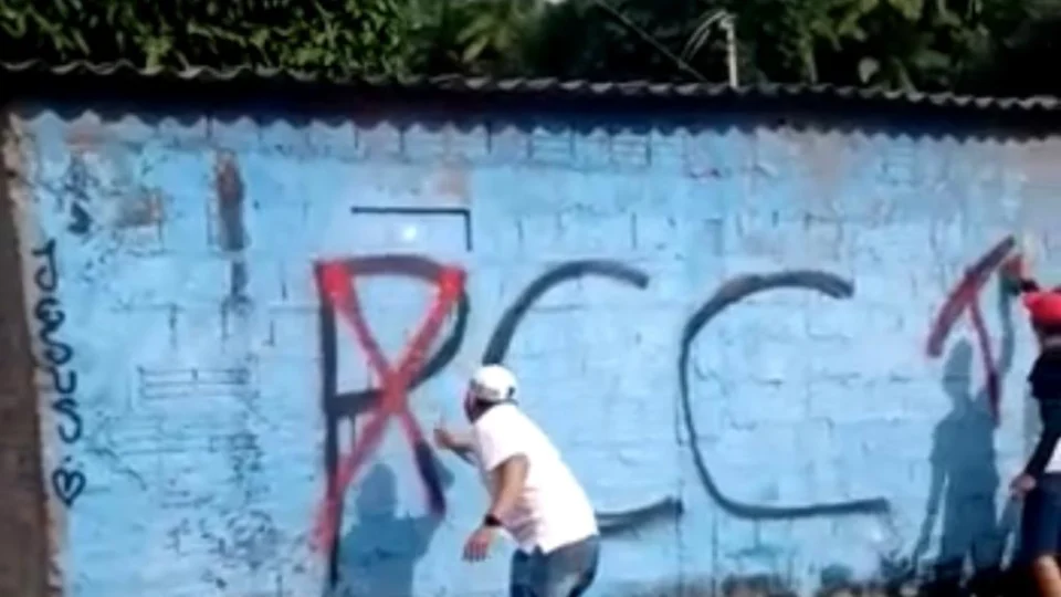 Homens armados fazem pichação no bairro Cidade de Deus; Vídeo!