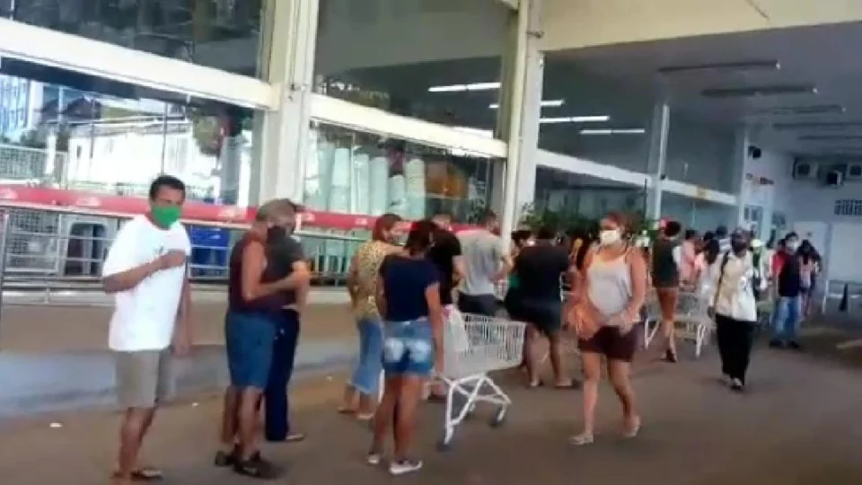 Com medo, população lota supermercados após anúncio de novas medidas em Manaus
