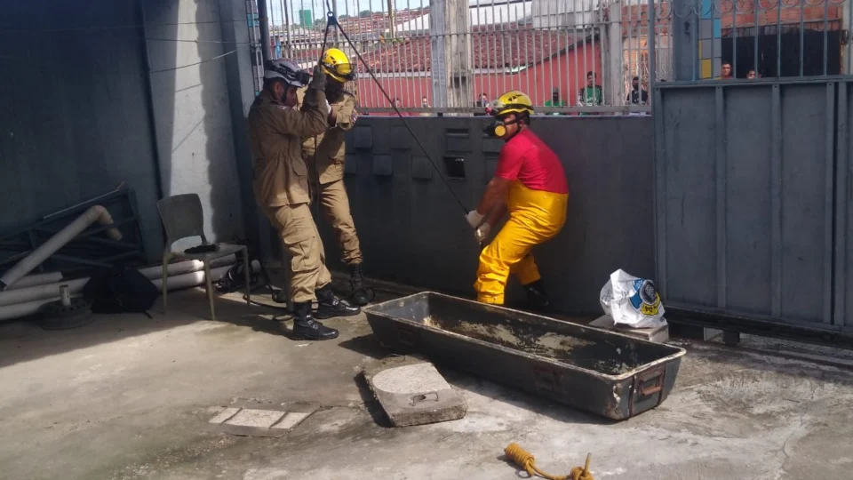 Homem é encontrado degolado em bueiro na zona Leste; Veja vídeo!
