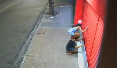 Travesti é torturada por traficantes após roubo; Veja vídeos!