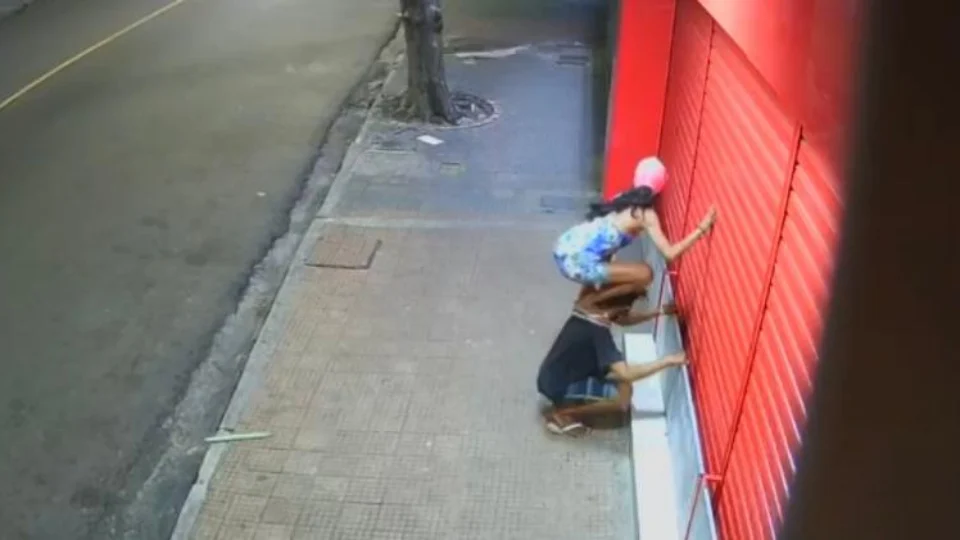 Travesti é torturada por traficantes após roubo; Veja vídeos!