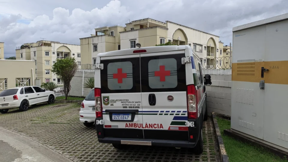Ambulância do Município de Santo Antônio do Iça está estacionada em condomínio em Manaus