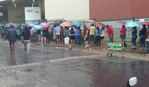 Chuva, desespero e aglomeração em agência bancária na zona leste; Veja vídeos!