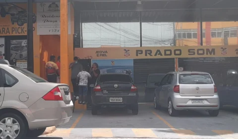 Loja automotiva acaba fechada pela PM após descumprimento do decreto; Veja vídeo!