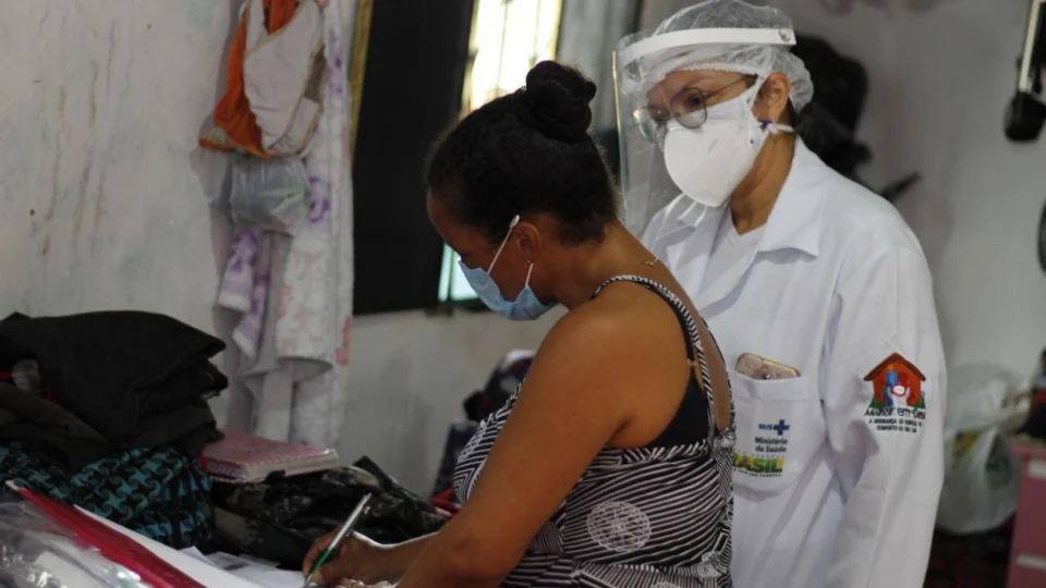 Governo começa a distribuir concentradores de oxigênio para quem faz tratamento em casa