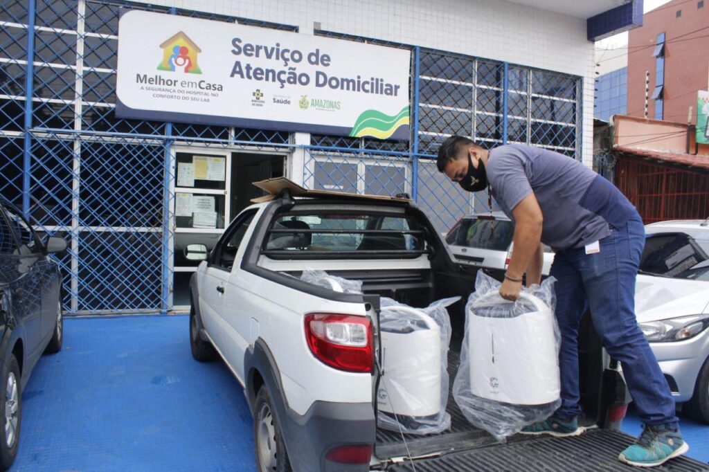 Governo começa a distribuir concentradores de oxigênio para quem faz tratamento em casa.