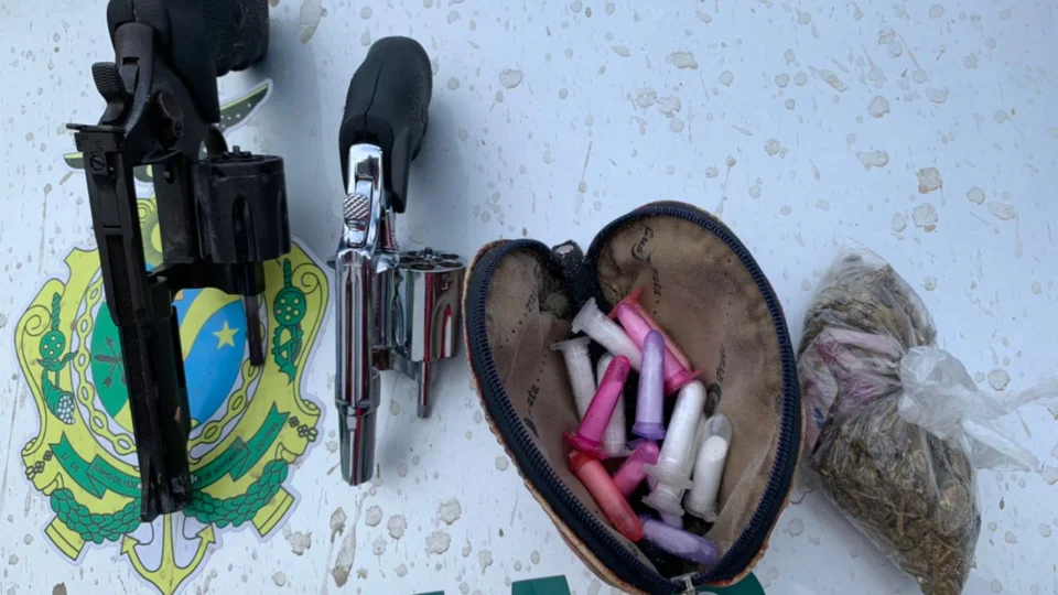 Trio é preso e drogas e armas são apreendidas pela polícia na zona Leste