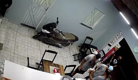 Veja vídeo do momento em que bandidos assaltam lanchonete no Novo Aleixo