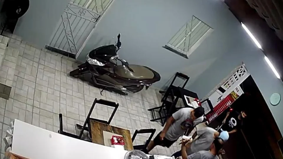 Veja o vídeo do momento em que bandidos assaltam lanchonete