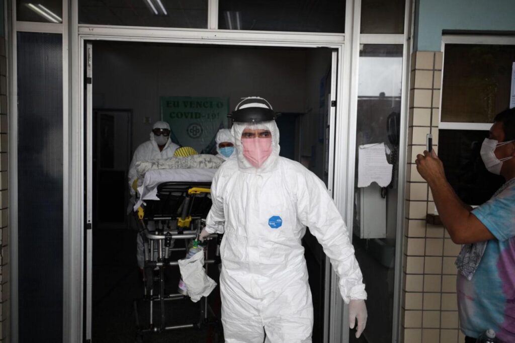 Governo do Amazonas transfere 17 pacientes para Curitiba.