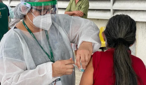 Emoção e esperança no primeiro dia de vacinação dos idosos contra à Covid-19
