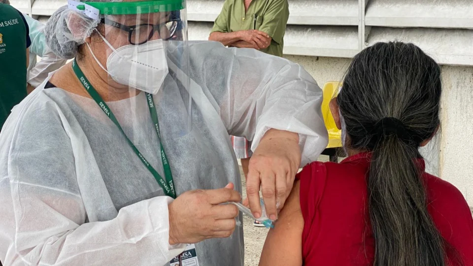 Emoção e esperança no primeiro dia de vacinação dos idosos contra à Covid-19