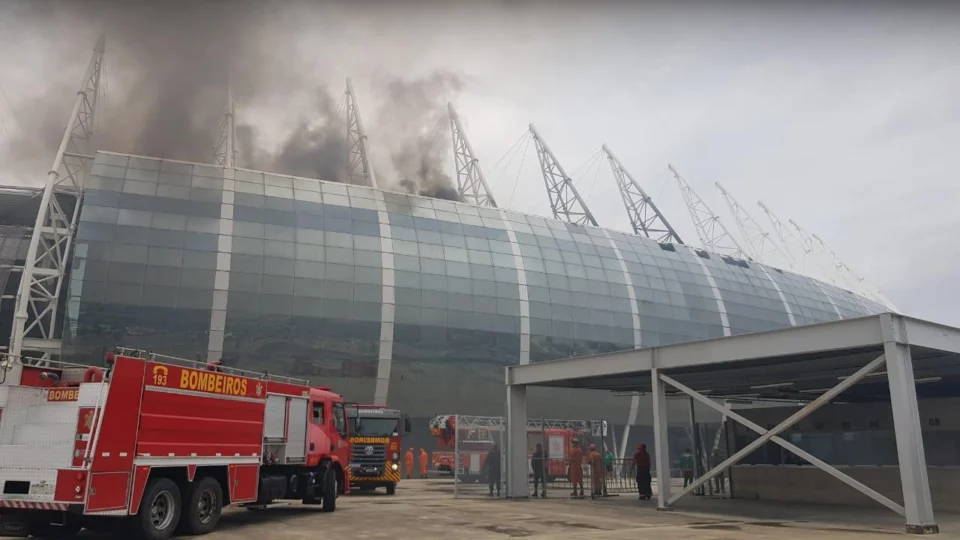 VEJA VÍDEOS! Cabine da Arena Castelão, em Fortaleza, pega fogo na manhã deste sábado (30)