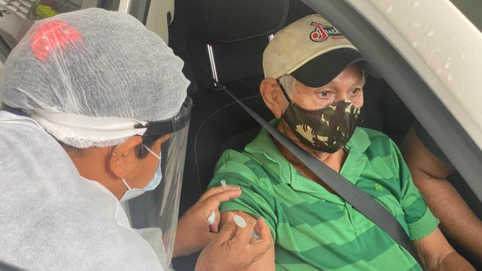 Prefeitura de Manaus realiza segundo dia de vacinação em idosos