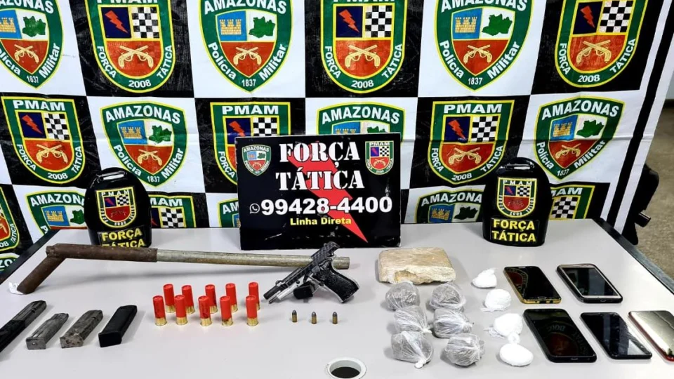 Em festa clandestina em Manaus, Força Tática apreende armas, drogas e munições