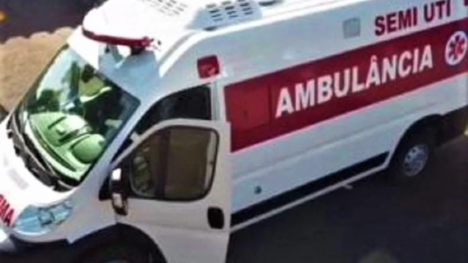 Após ambulância ficar atolada, idosa infectada com a Covid-19 vai direto para UTI