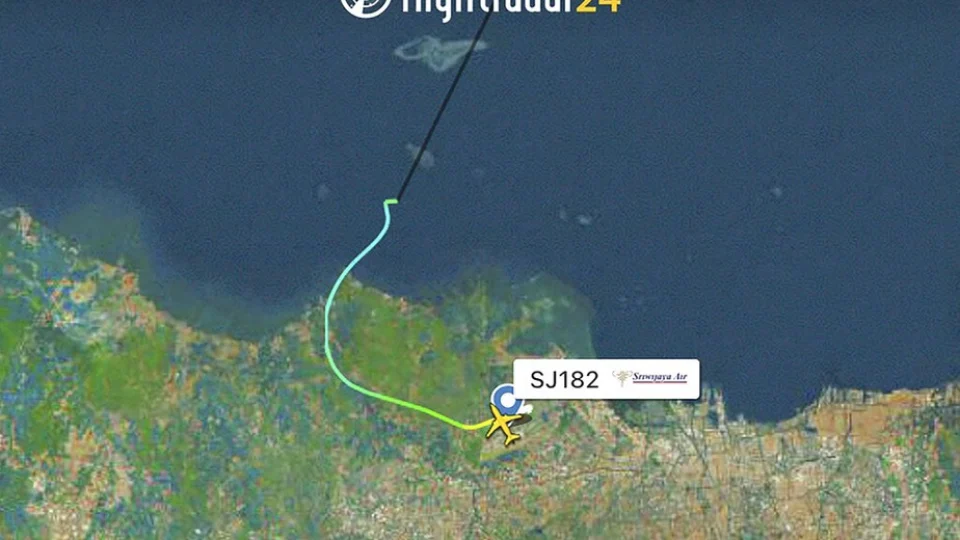 Boeing 737-500 com 62 pessoas a bordo desaparece após decolar na Indonésia