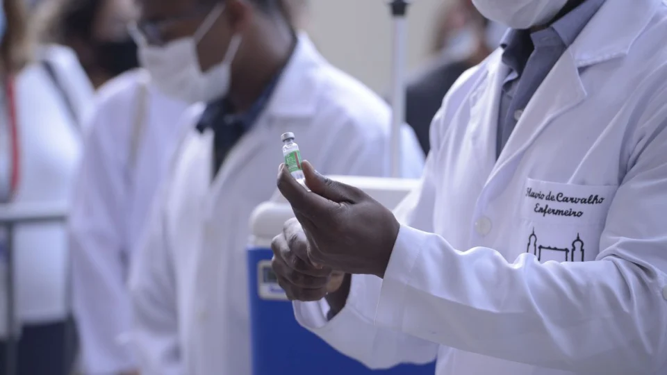 Justiça Federal suspende distribuição de vacina de Oxford em Manaus; Veja detalhes